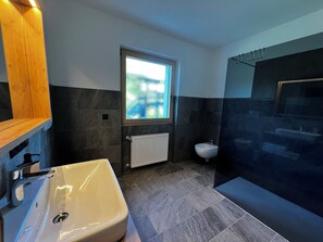 Shower, hair dryer, bidet, towels - Spacious apartment with private garden (Natz-Schabs)