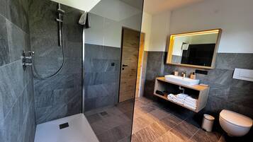 Dusche, Haartrockner, Bidet, Handtücher