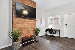 Interior - Spacious 8 Bed House! Triple King Bed - 3 Stories! (Pittsburgh)