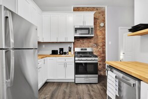 Fridge, microwave, oven, stovetop - Spacious 8 Bed House! Triple King Bed - 3 Stories! (Pittsburgh)