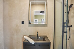 Appartement | Badkamer | Een haardroger, zeep, shampoo