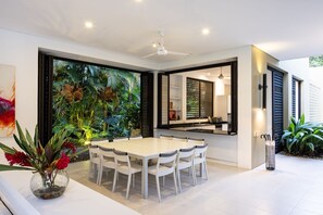 Deluxe House | Dining room
