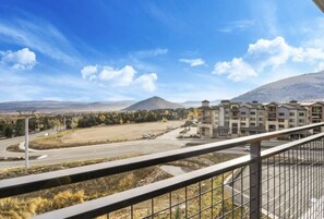 Property grounds - Mountain side - Ski in/ ski out+ Pool, Games, Gym (Park City)