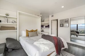 1 habitación, escritorio, tabla de planchar con plancha y wifi 