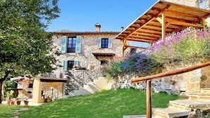 A stone house with a wooden pergola, a stone staircase, and a garden with lavender. - New! Restored farmhouse,private pool,plunge pool, river! Walk pizzeria. Perfect! (Toscana)