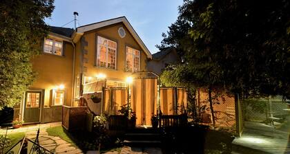 Specious one bedroom apartment in upscale neighbourhood in Leaside Toronto.