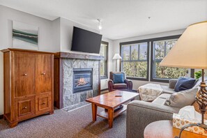 Smart TV, fireplace