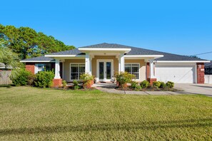 Exterior - Private spacious resort, jumbo heated salt water pool/spa, game room, office (Navarre)