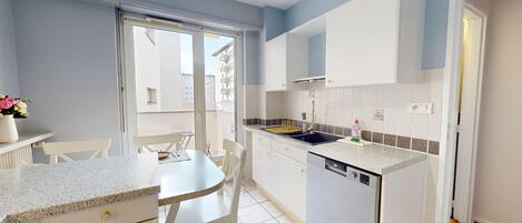 Køleskab, mikrobølgeovn, ovn, kogeplade