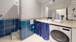 Shower, hair dryer, towels