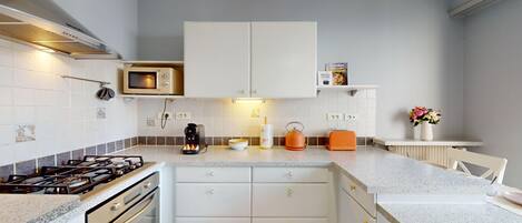 Refrigerador, microondas, horno, placa de cocina