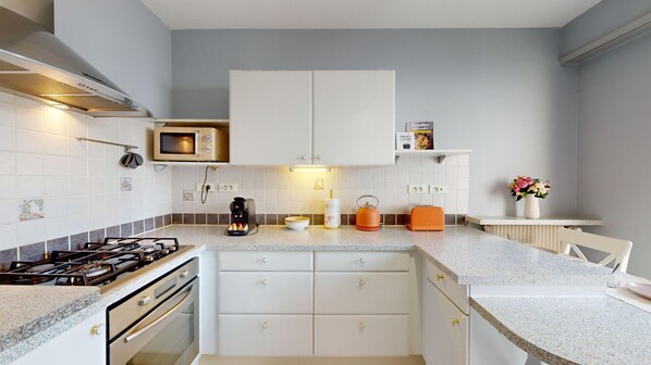 Kylskåp, mikrovågsugn, ugn och spishäll