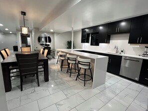 Fridge, microwave, oven, stovetop - Spacious 3-bedroom apartment with WiFi, AC in fabulous Denver (Denver)