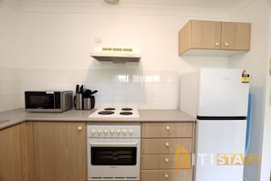 Microondas, horno, placa de cocina y lavavajillas