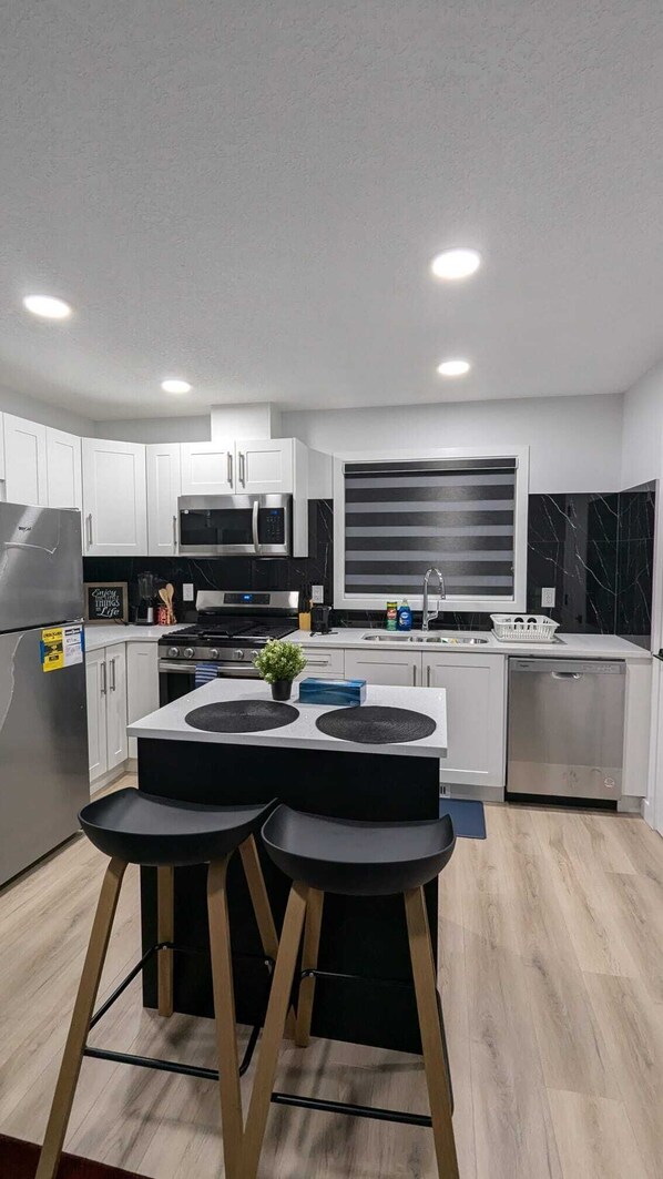 Refrigerador, microondas, horno y parrilla de estufa