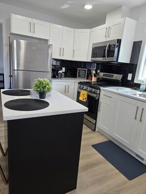 Refrigerador, microondas, horno y parrilla de estufa