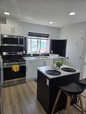 Réfrigérateur, four à micro-ondes, un four, surface de cuisson