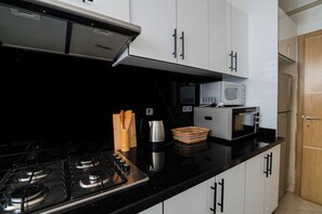 Kühlschrank, Mikrowelle, Ofen, Herdplatte