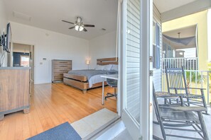 3 bedrooms, desk, iron/ironing board, travel crib - Waterfront Paradise in Apollo Beach, with all the amenities you can think of. (Apollo Beach)