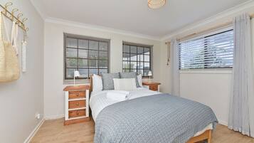 2 bedrooms, iron/ironing board, free WiFi, bed sheets