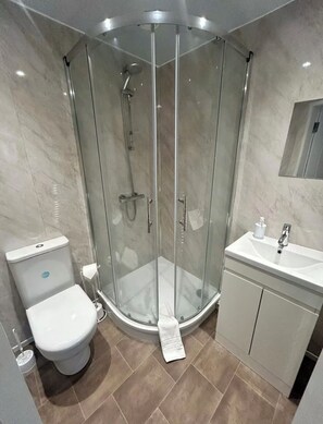 シャワー、ヘアドライヤー、タオル、石鹸