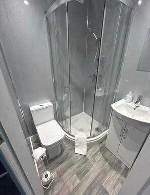 Shower, hair dryer, towels, soap - Spacious 4-Bedroom, 4-Bathroom Retreat in Derby – Perfect for Professionals! (derby)