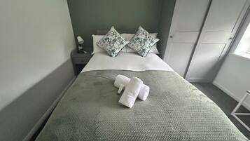 4 bedrooms, desk, iron/ironing board, WiFi