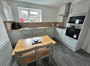 Private kitchen - Spacious 4-Bedroom, 4-Bathroom Retreat in Derby – Perfect for Professionals! (derby)