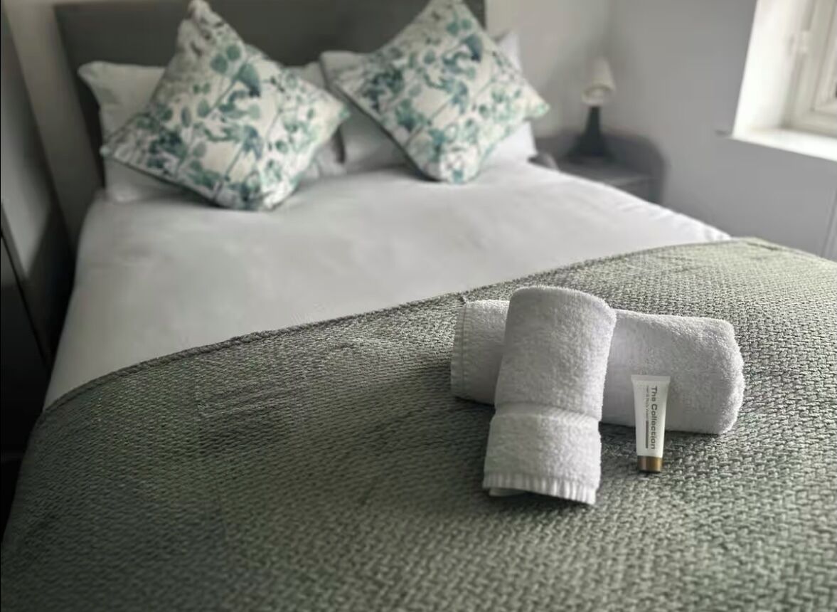 4 bedrooms, desk, iron/ironing board, WiFi