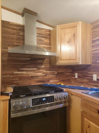 Fridge, microwave, oven, stovetop. Charming 3-bedroom house with free wifi and coffee it is close to the lake