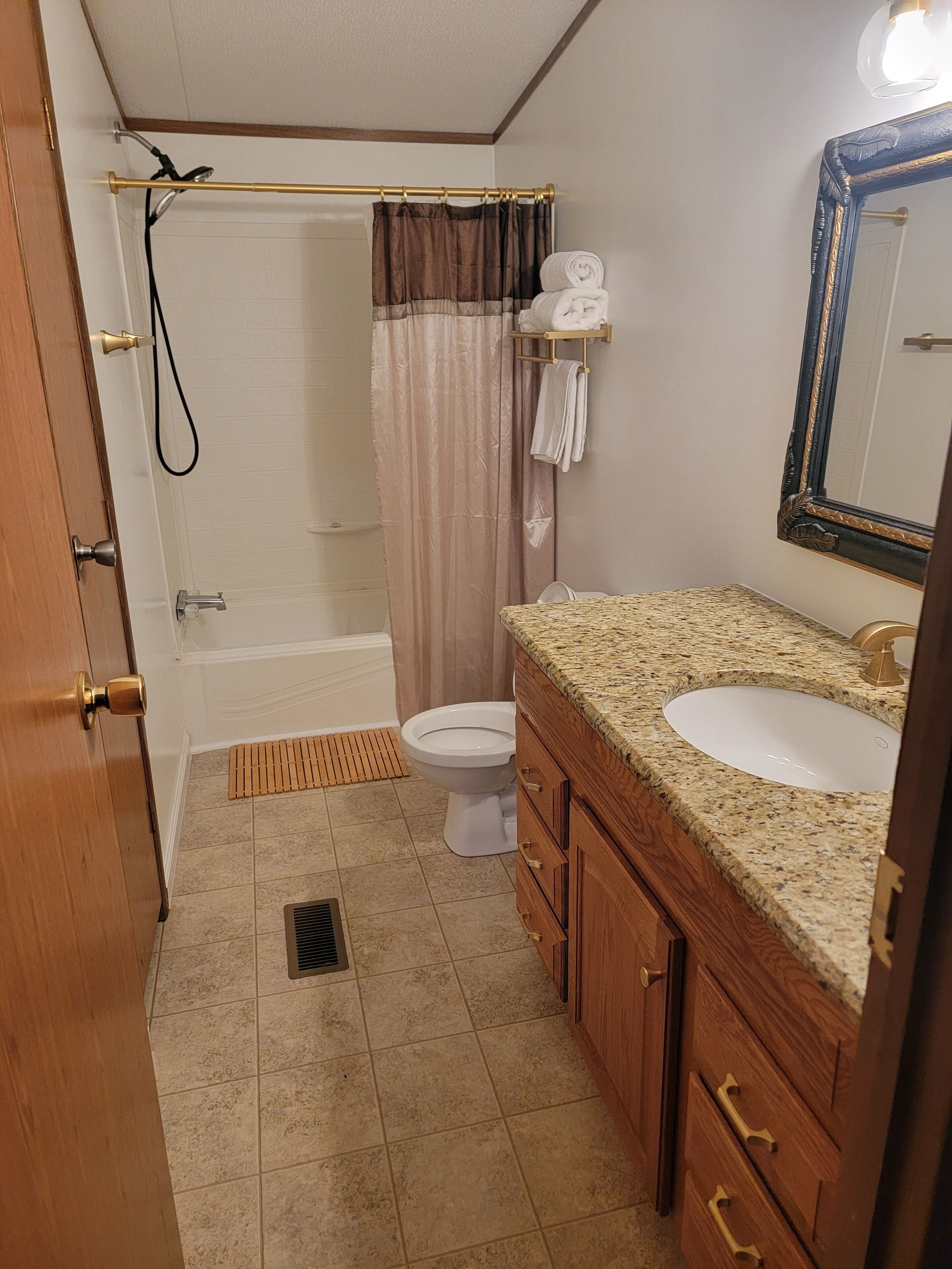 吹风机、毛巾、肥皂、卫生纸