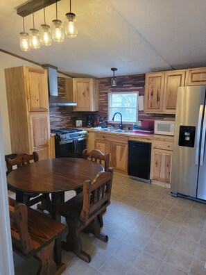 Køleskab, mikrobølgeovn, ovn, kogeplade