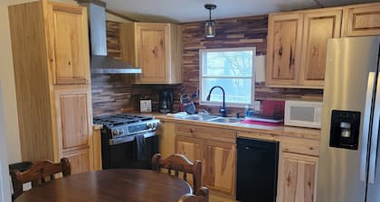 Charming 3-bedroom house with WiFi, AC in amazing Hornbeak