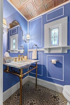 Douche, séchoir  à cheveux, serviettes fournies