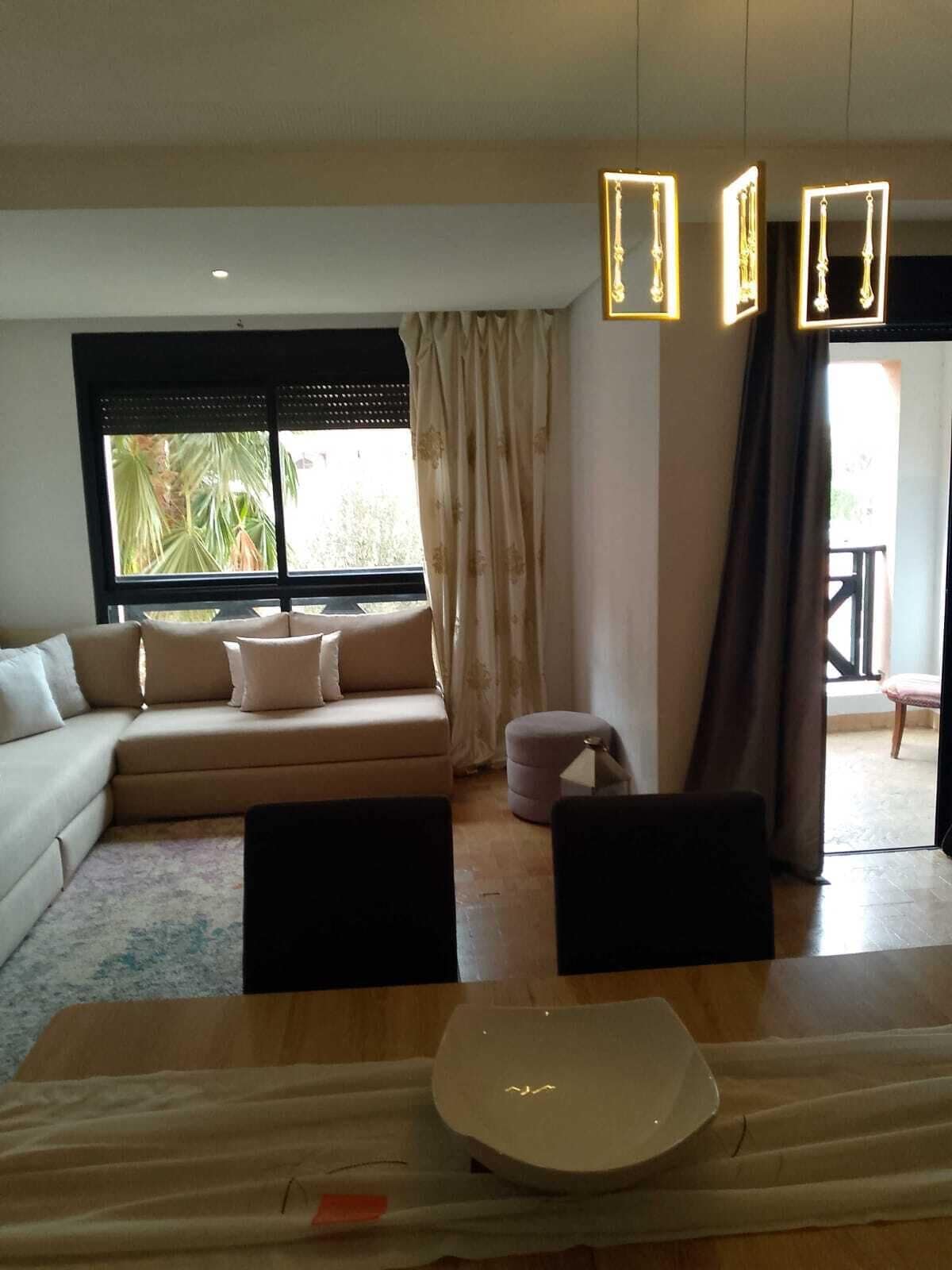 Departamento familiar, vista al jardín | Área de sala de estar | Chimenea 