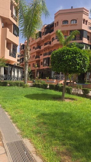 Vista frontal de la propiedad