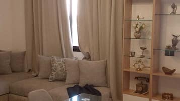 Familienapartment, Balkon, Gartenblick | Wohnbereich | Kamin