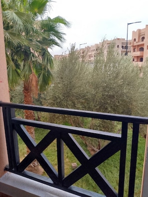 Fjölskylduíbúð - útsýni yfir garð | Verönd/útipallur