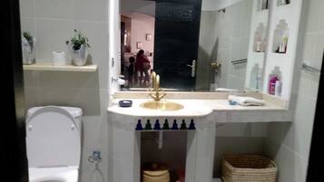 Apartemen Keluarga, pemandangan kebun | Kamar mandi | Shower, pengering rambut, handuk, dan sabun