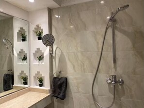Apartamento familiar, balcón, vistas al jardín | Baño | Ducha, secador de pelo, toallas y jabón