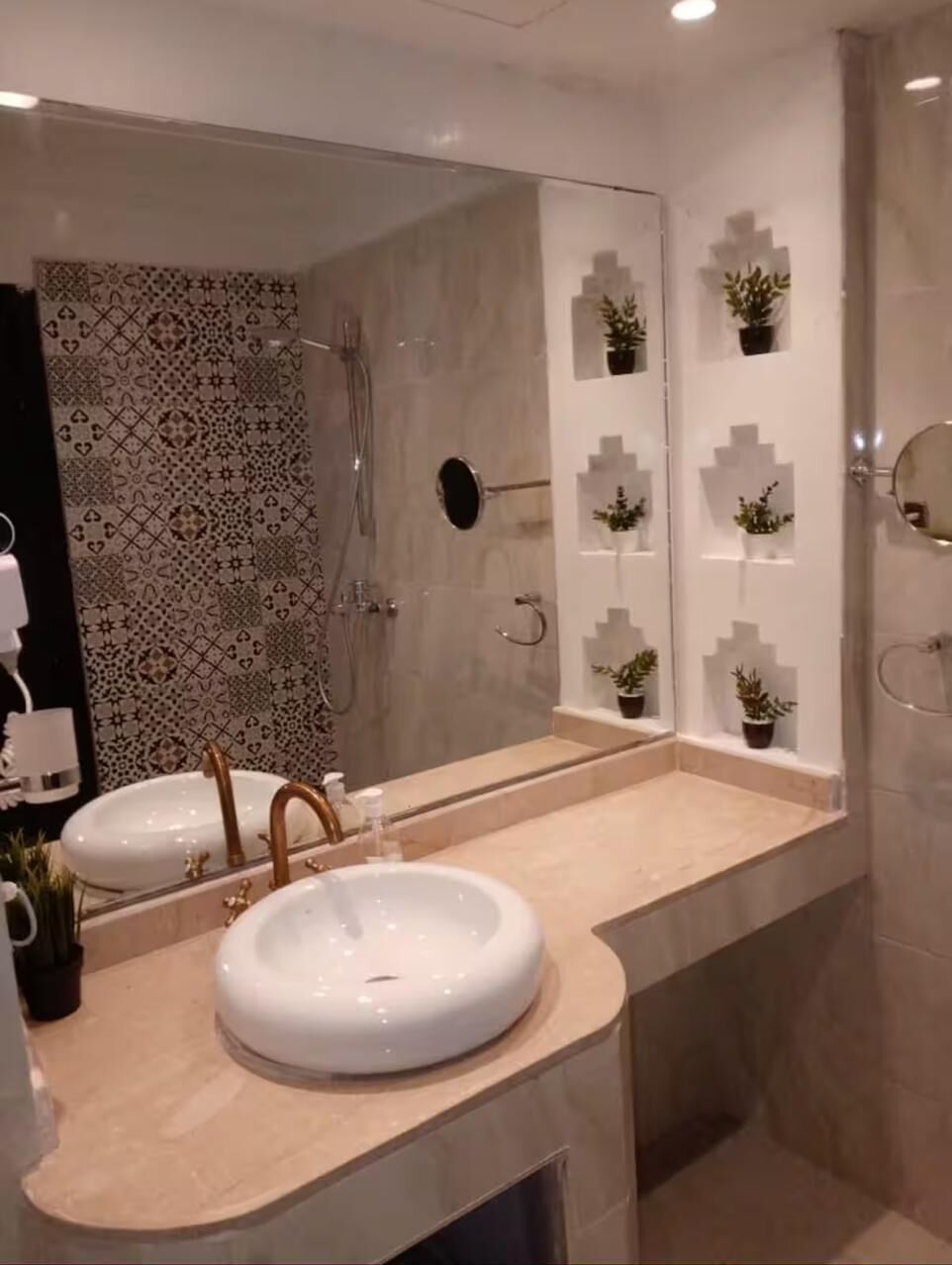 Familie appartement, balkon, uitzicht op tuin | Badkamer | Een douche, een haardroger, handdoeken, zeep