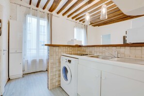 Private kitchen - Charming Apartment-1br - 4P- Canal Saint-martin (Paris)