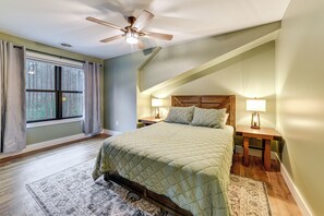 4 bedrooms, desk, travel cot, WiFi - Brantingham Home: ATV & Snowmobile Trails On-Site! (Greig)
