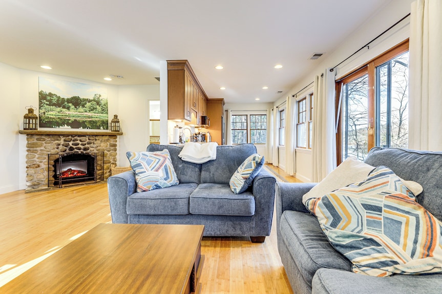 < 3 Mi To Uconn: Peaceful Home On Pine Lake - Ashford, CT