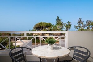 Apartamento clássico, 2 quartos, cozinha americana, vista para o resort | Terraço/pátio