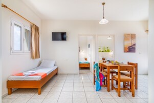 Apartamento clássico, 2 quartos, cozinha americana, vista para o resort | Ferros/tábuas de passar roupa, Wi-Fi de cortesia