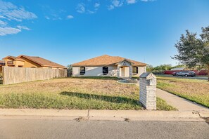 Exterior - Convenient, Spacious & Peaceful: Home in Edinburg! (Edinburg)