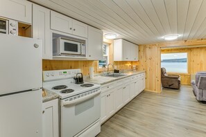 Refrigerador, microondas, parrilla de estufa y cafetera y tetera
