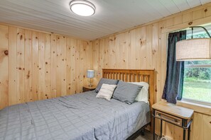 3 bedrooms, desk, internet, bed sheets