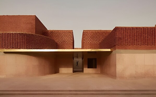 A building with a flat roof and a central entrance.